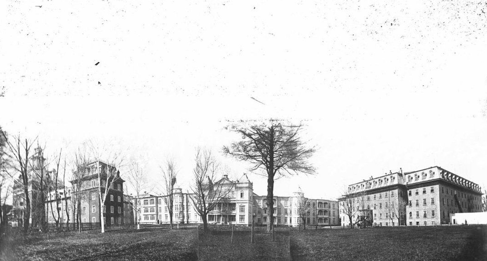 asile-saint-michel-archange-vers-1905-anonyme-fonds-les-soeurs-de-la-charitc3a9-de-quc3a9bec-p910s3d4p41-banq