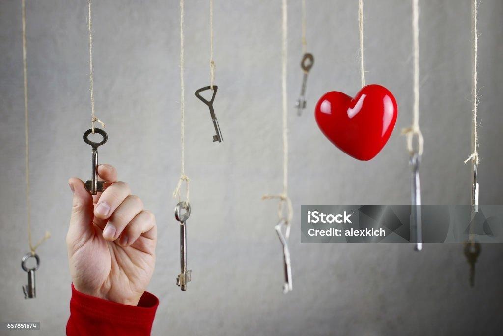 Comment l’idéalisation amoureuse nous mène-t-elle à la désillusion ? – Par Kholoud Fathy